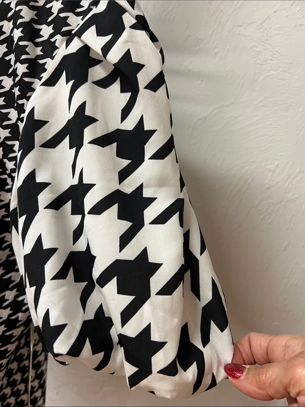 Eloquii Black and White Houndstooth Button-Down Puff Sleeve Blouse Size 24 - Picture 6 of 16